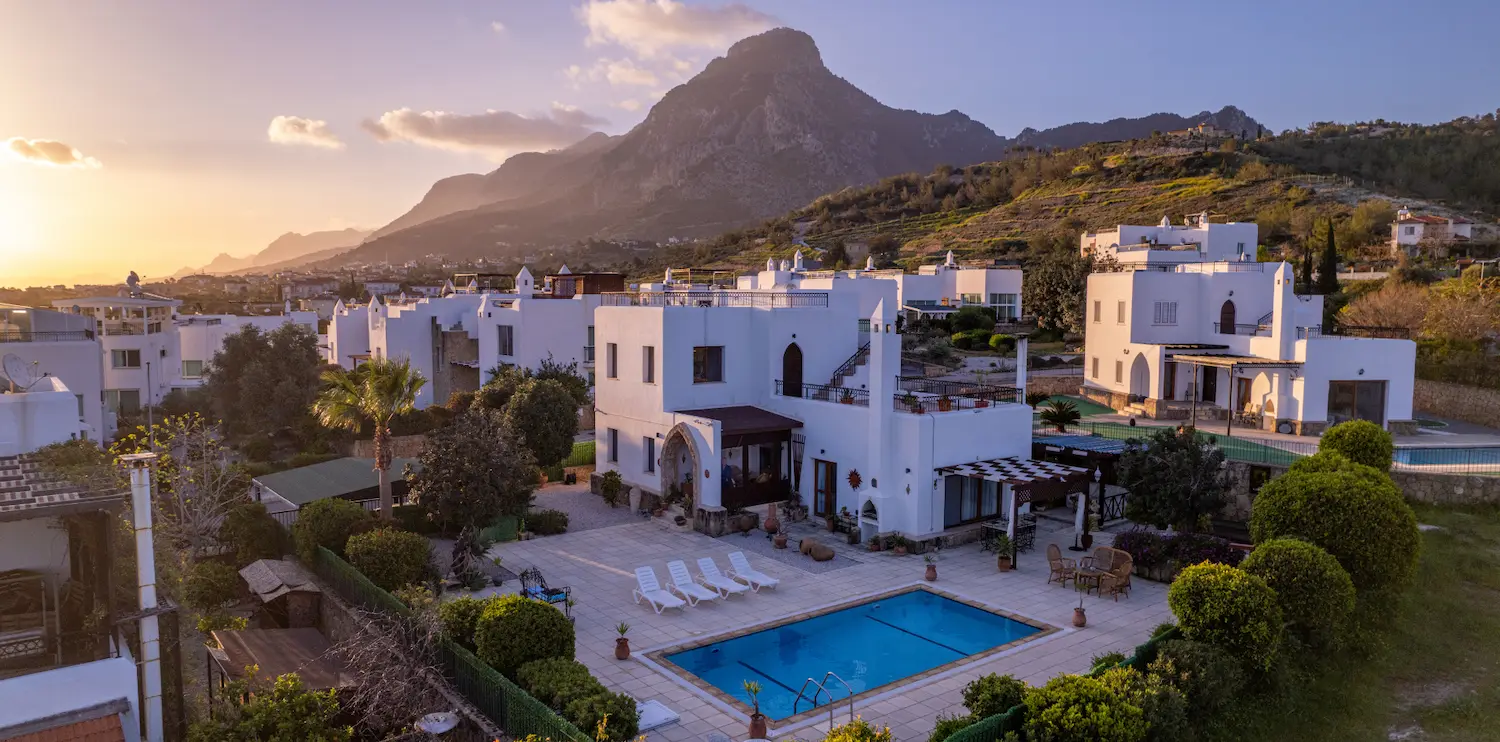 Villa mit Pool in Karşıyaka, Nordzypern, Kyrenia. vor Bergkulisse bei Sonnenuntergang