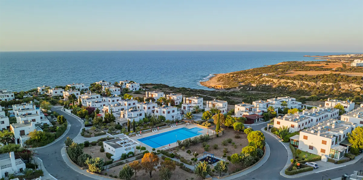 Wohnanlage am Meer in Nordzypern mit mediterraner Landschaft